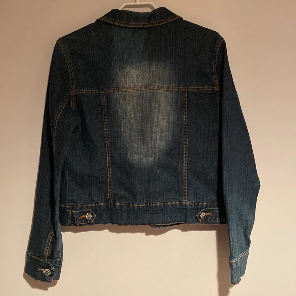 💙💎Levis jacket with bling ladies/youth/child. Pretty embellishments medium sz. - Picture 4 of 8